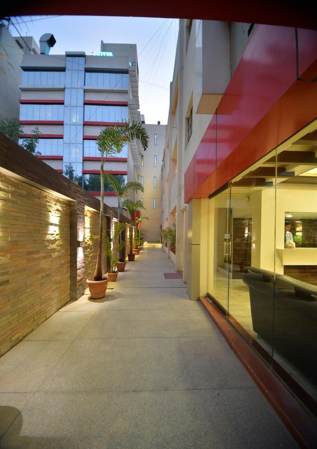 סולאפור Hotel Radhe Krishna מראה חיצוני תמונה