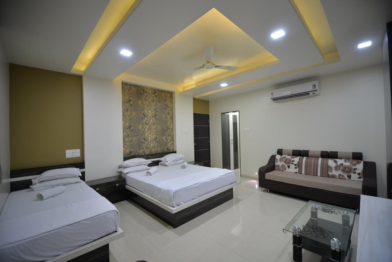 סולאפור Hotel Radhe Krishna מראה חיצוני תמונה