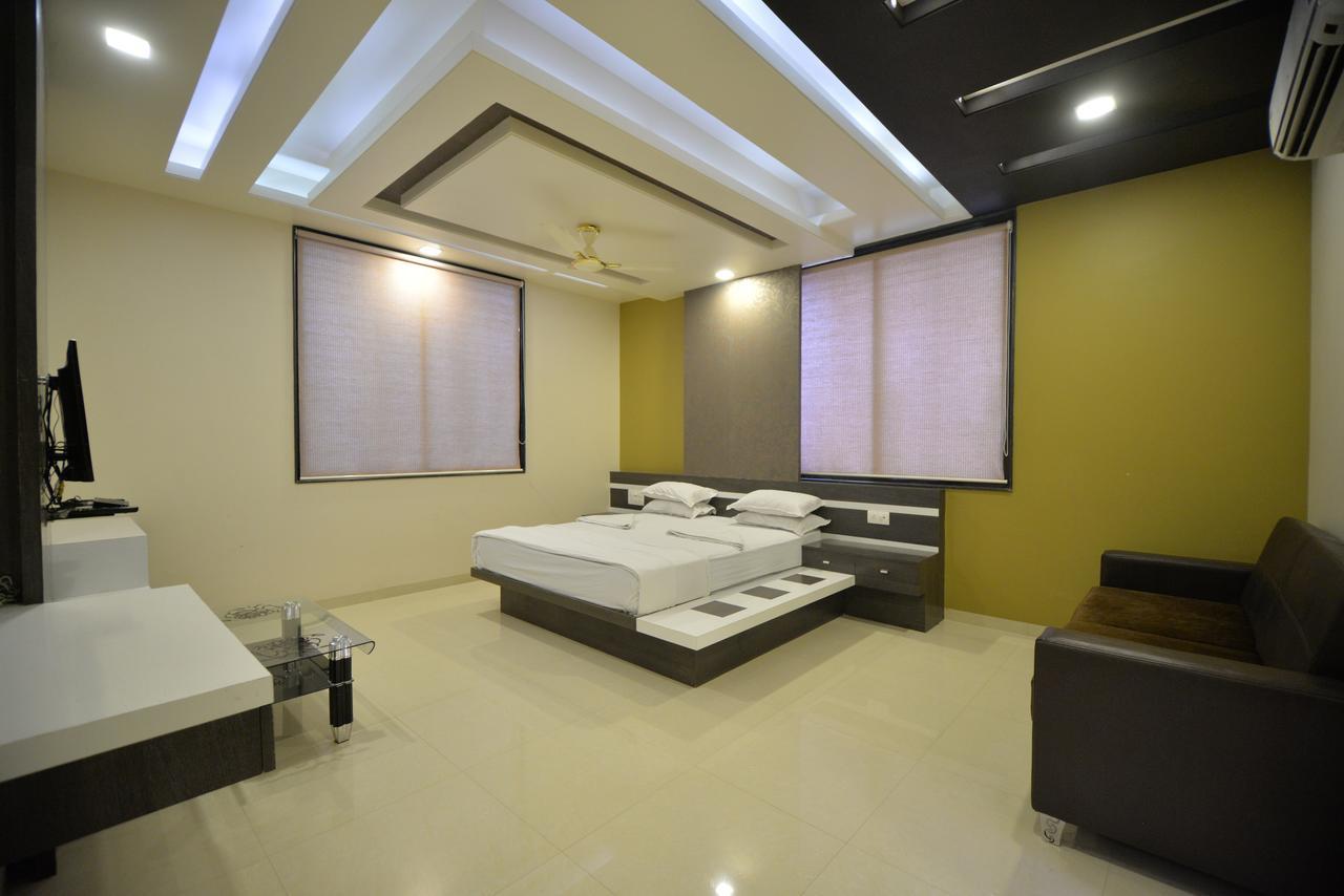 סולאפור Hotel Radhe Krishna מראה חיצוני תמונה