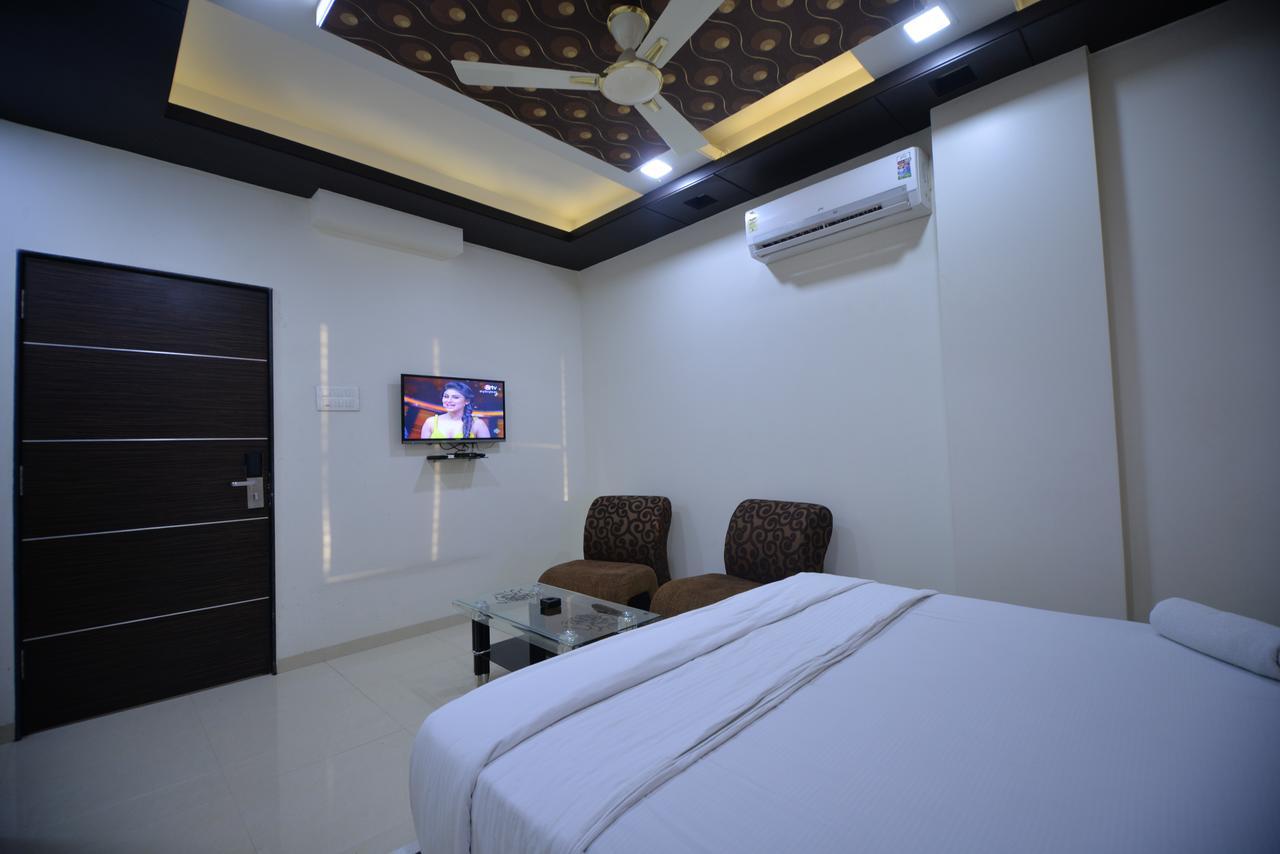 סולאפור Hotel Radhe Krishna מראה חיצוני תמונה