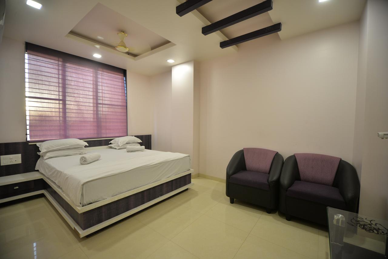 סולאפור Hotel Radhe Krishna מראה חיצוני תמונה