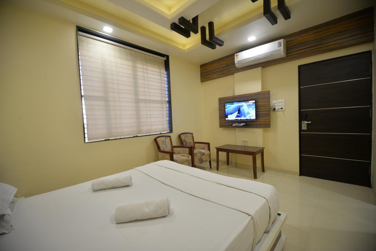 סולאפור Hotel Radhe Krishna מראה חיצוני תמונה